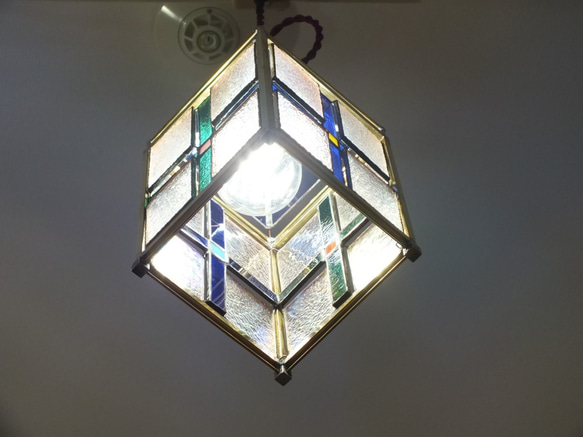 十字のペンダントライト　真鍮角とステンドグラスのライト（ＬＥＤ電球は含まず。） 6枚目の画像