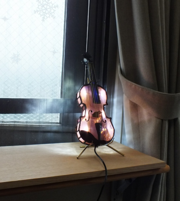 マホガニーのバイオリン；ステンドグラス　ＬＥＤを組み込んだ手作りランプ72　ver．3 2枚目の画像