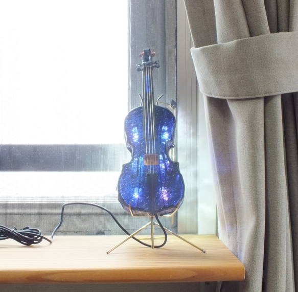 青紫のチェロ；ステンドグラスとＬＥＤの手作りのランプ 2枚目の画像