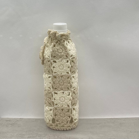 500ml フラワーデザインのペットボトルカバー（ベージュ×ホワイト） 3枚目の画像