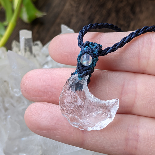 ☆水晶・月型☆マクラメ編みネックレス B ペンダントトップ ファミリア