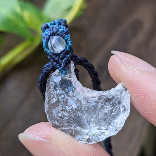 ☆水晶・月型☆マクラメ編みネックレス B ペンダントトップ ファミリア