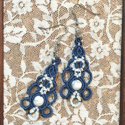 天然石のマクラメ編みピアス＆イヤリング丸花型（ブルー系×ハウライト） 2枚目の画像