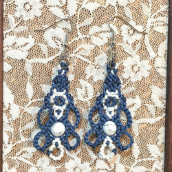 天然石のマクラメ編みピアス＆イヤリング丸花型（ブルー系×ハウライト） 4枚目の画像
