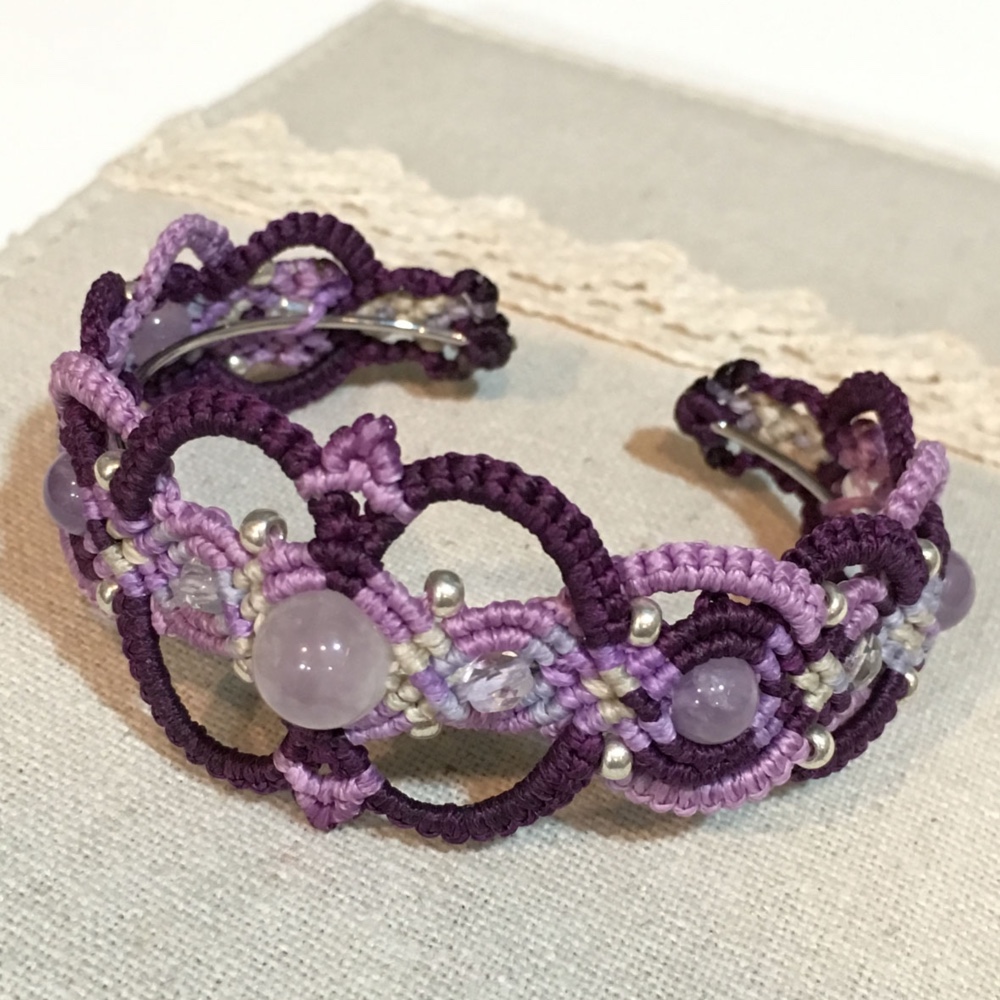 天然石のマクラメ編みバングル/ゴシック調（パープル系×アメジスト）