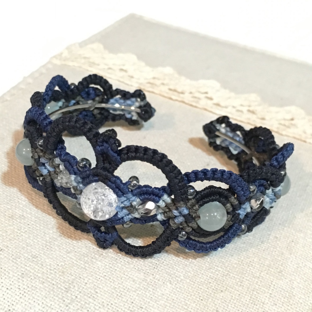 天然石のマクラメ編みバングル/ゴシック調（ネイビー系×クラッククォーツ＆アクアマリン）