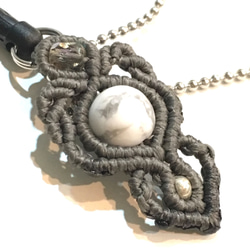 天然石のマクラメ編みイヤホンジャック/螺旋（グレー系×ハウライト） 3枚目の画像