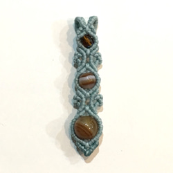 天然石のマクラメ編みペンダントトップ/長い花瓶（ライトブルー系×ブラウンチベットメノウ） 2枚目の画像