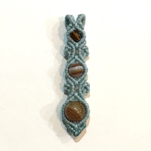 天然石のマクラメ編みペンダントトップ/長い花瓶（ライトブルー系×ブラウンチベットメノウ） 2枚目の画像