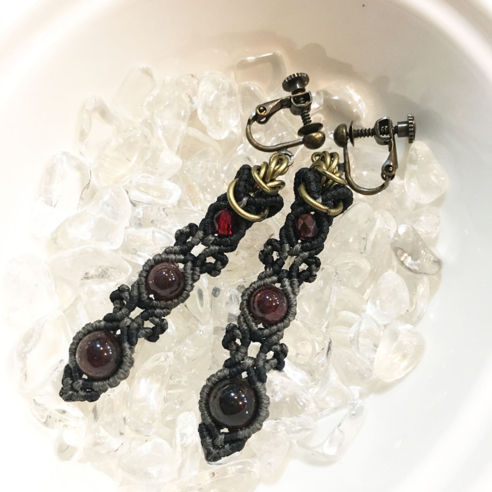 天然石のマクラメピアス＆イヤリング/長い花瓶（グレー系×ガーネット）