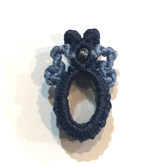 小さな水晶のマクラメ編みペンダントトップ/妖精の水瓶（ネイビー系） 2枚目の画像