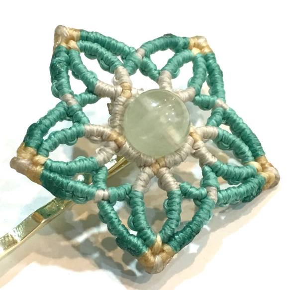 天然石のマクラメ編みヘアピン/桔梗（ミントグリーン系×プレナイト） 3枚目の画像