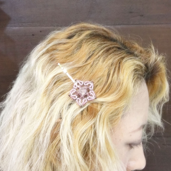 天然石のマクラメ編みヘアピン/桔梗（ピンク系×ローズクォーツ） 4枚目の画像