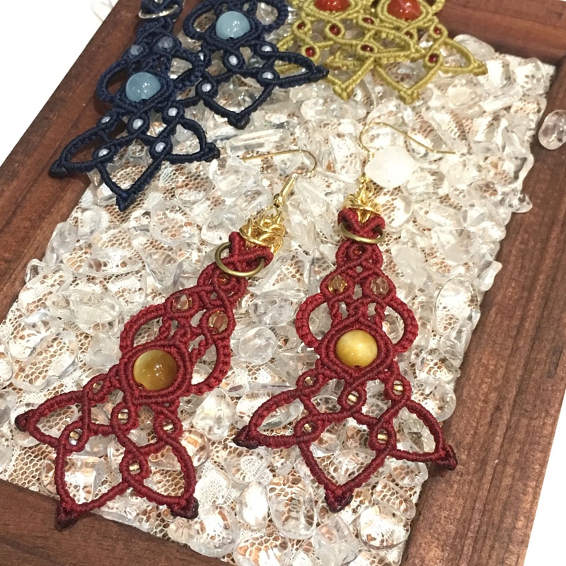 天然石のマクラメ編みピアス・イヤリング【ダリア】レッド系・ゴールデンタイガーアイ