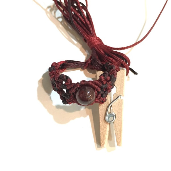 天然石のマクラメ編みリング【花瓶】（レッド系・ガーネット） 2枚目の画像