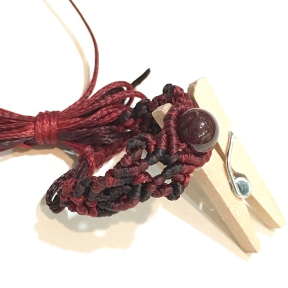天然石のマクラメ編みリング【花瓶】（レッド系・ガーネット） 3枚目の画像