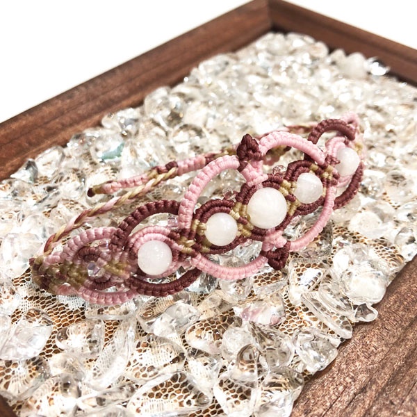 新色追加！天然石のマクラメ編みブレスレット【ゴシック調TypeⅡ】（ピンク系・ムーンストーン）