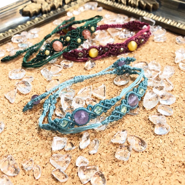 2種類のアマゾナイトのマクラメブレスレット hinryo_32345