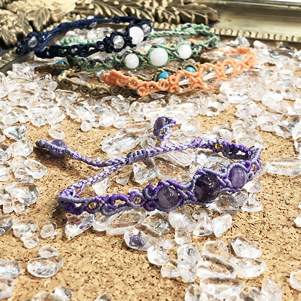 天然石のマクラメ編みブレスレット【アラベスク】パープル系・アメジスト