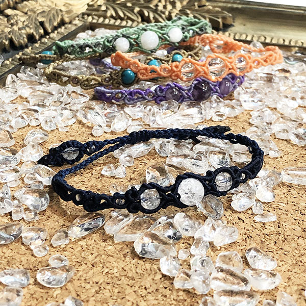 天然石のマクラメ編みブレスレット【アラベスク】ネイビー系・クラッククォーツ