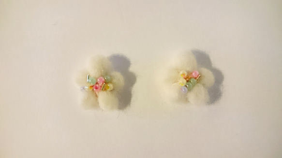 羊毛フェルトで作ったお花モチーフのパステルビーズピアス 1枚目の画像