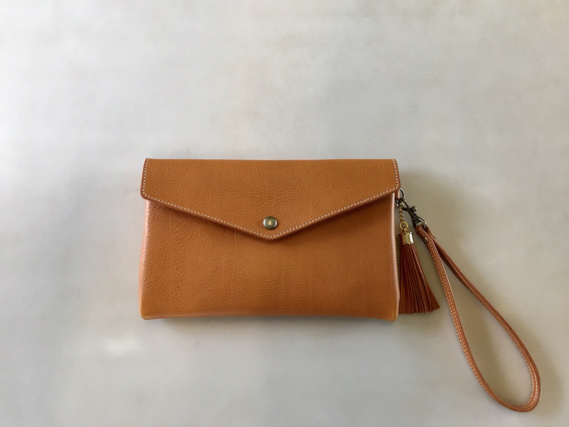タッセルチャーム付きクラッチバッグ