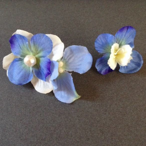 紫陽花ボリュームピアス...濃ブルー 1枚目の画像