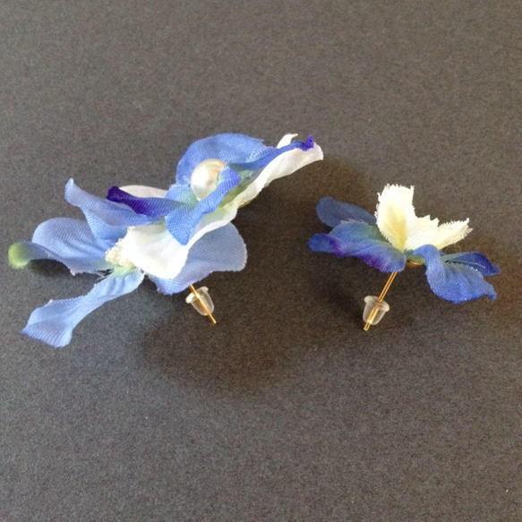 紫陽花ボリュームピアス...濃ブルー 2枚目の画像