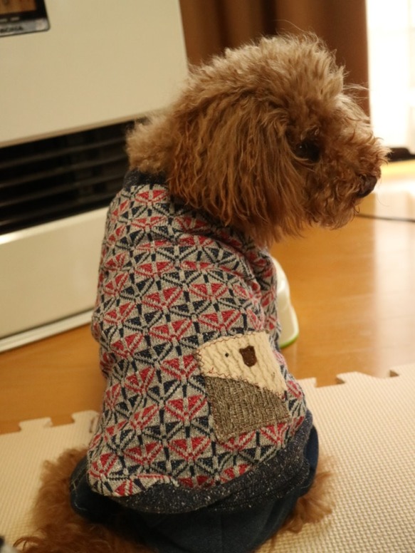M　犬服 　パッチワーク　幾何学模様柄　犬　ポケット　トイプードル パピヨン　 1枚目の画像