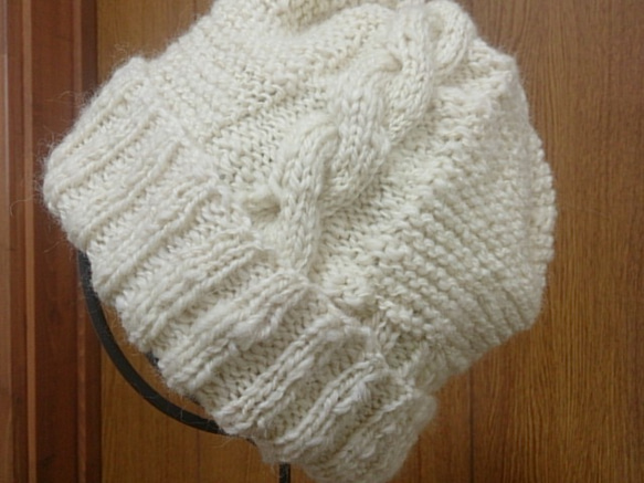 手紡ぎ毛糸の真っ白ニット帽 1枚目の画像