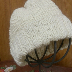 手紡ぎ毛糸の真っ白ニット帽 2枚目の画像