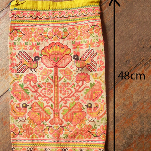 モン族の手刺繍されたレアな古布・花と鳥・ハギレ大判サイズ はぎれ  