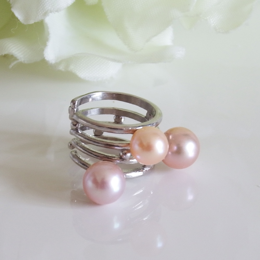 幅広ピンクパールイヤカフ　プラチナコーティング