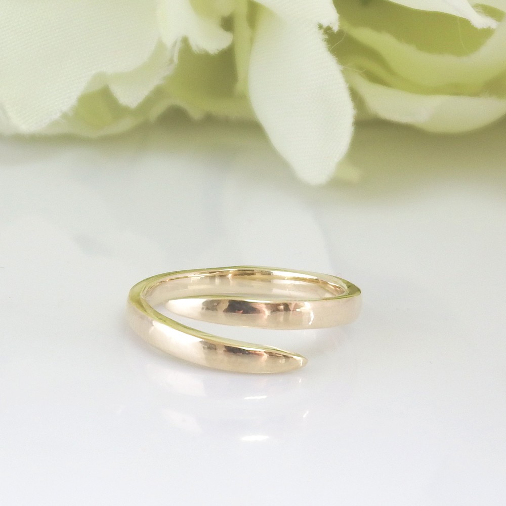 蛇をイメージしたK10ピンキーリング　鏡面仕上げ　５号　在庫限り