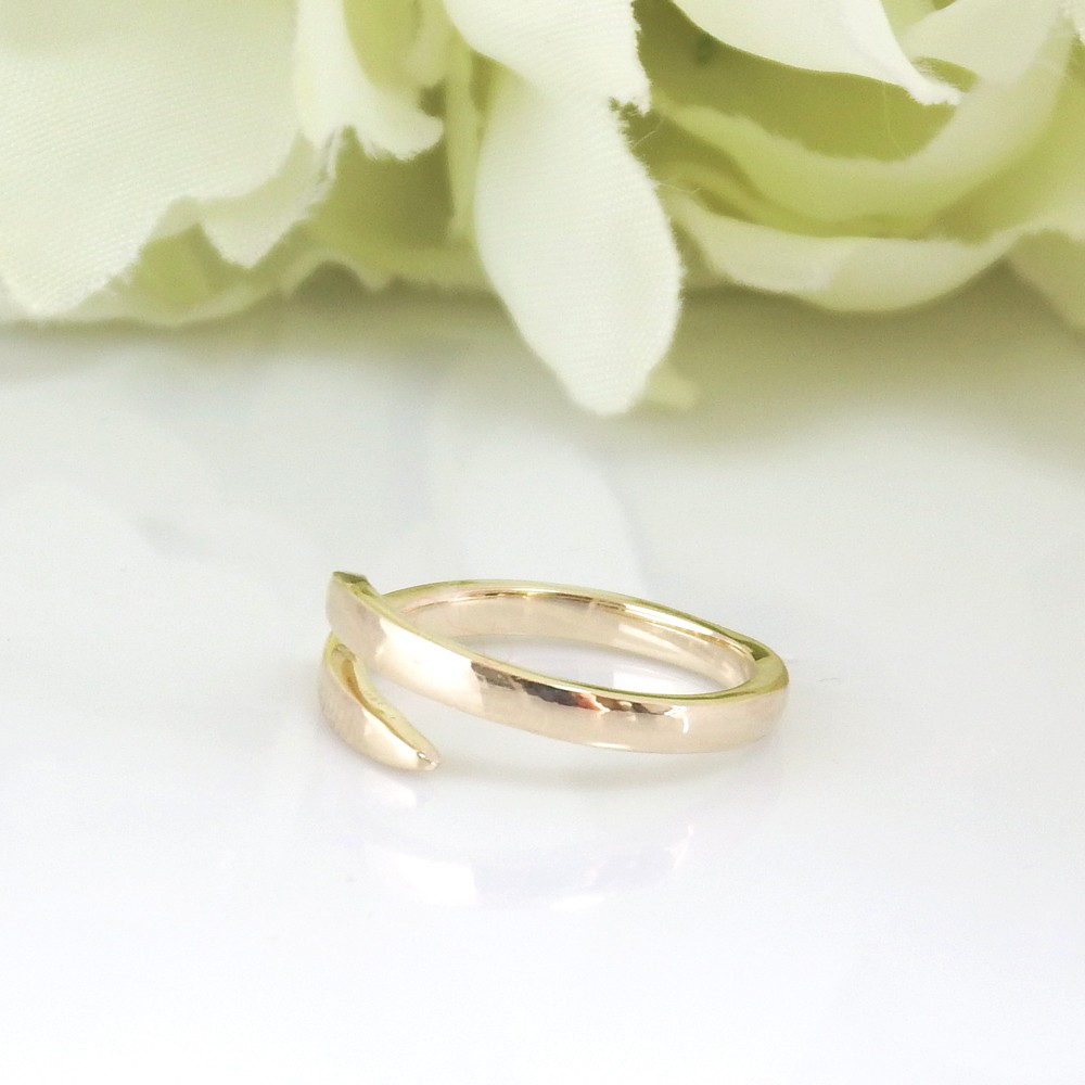 蛇をイメージしたK10ピンキーリング　鏡面仕上げ　５号　在庫限り