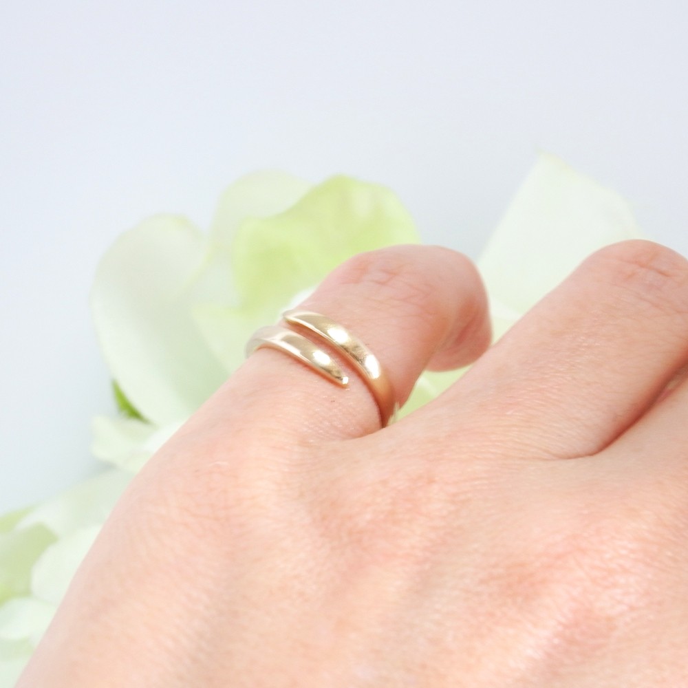 蛇をイメージしたK10ピンキーリング　鏡面仕上げ　５号　在庫限り