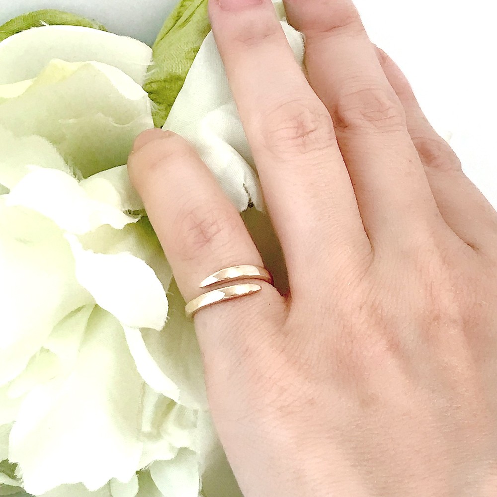 蛇をイメージしたK10ピンキーリング　鏡面仕上げ　５号　在庫限り