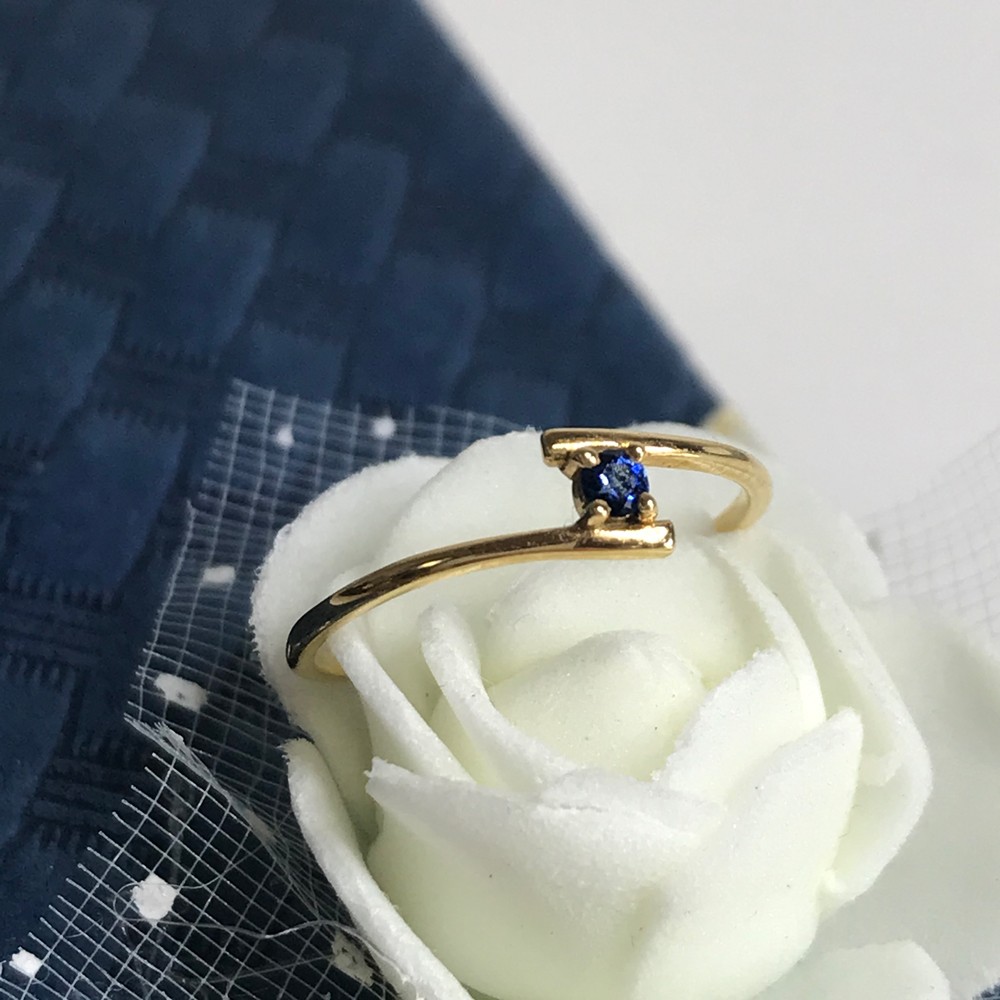 ブルーサファイヤ（９月の誕生石）K18ピンキーリング　５号　在庫限りの価格