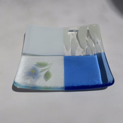 ガラスの角皿「優しい青い花」 1枚目の画像