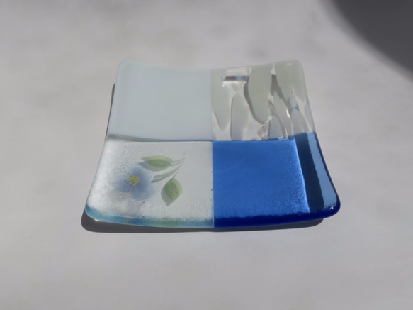 ガラスの角皿「優しい青い花」 1枚目の画像
