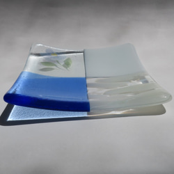 ガラスの角皿「優しい青い花」 4枚目の画像
