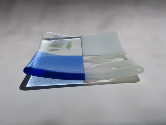 ガラスの角皿「優しい青い花」 4枚目の画像