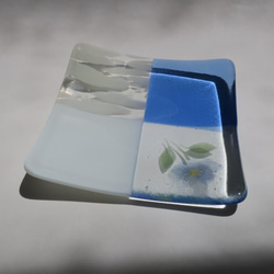 ガラスの角皿「優しい青い花」 5枚目の画像