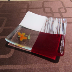 ガラスの角皿「オレンジの花」 2枚目の画像