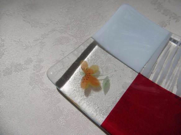ガラスの角皿「オレンジの花」 5枚目の画像