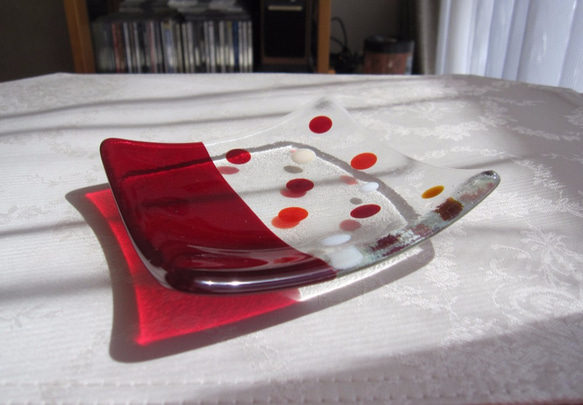 ガラスの角皿「水玉～レッド」　SOLD OUT 2枚目の画像