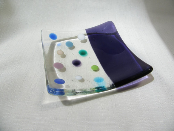 ガラスの角皿「水玉～グレープ」 1枚目の画像