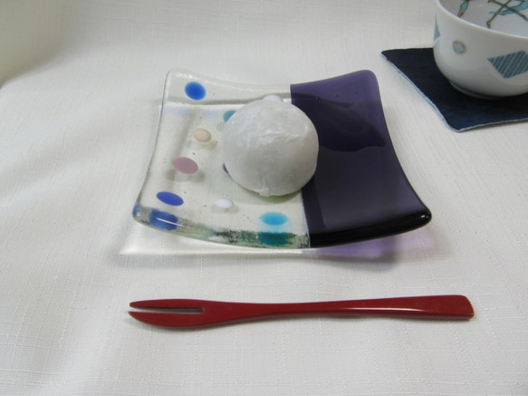 ガラスの角皿「水玉～グレープ」 4枚目の画像