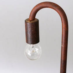 アイアンネック テーブルランプ サビ鉄×陶器の照明（茶） 4枚目の画像