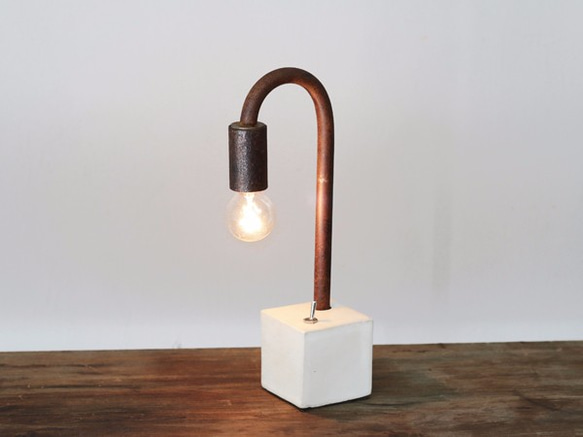 アイアンネック テーブルランプ サビ鉄×陶器の照明（アイボリー） 3枚目の画像